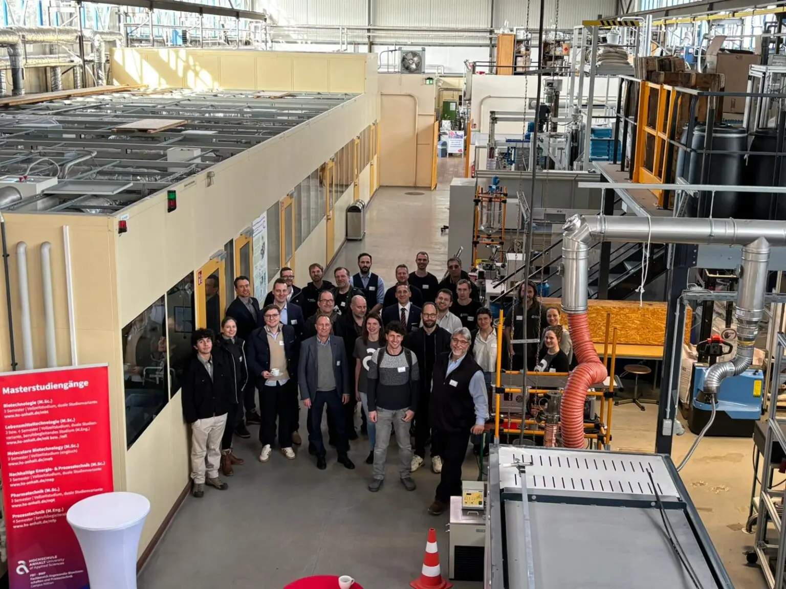 Teilnehmer des Treffens in der Anlagenhalle der Arbeitsgruppe von Prof. Dr.-Ing. Herz
