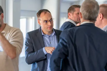 Sebastian Winkelmann (Bildmitte)